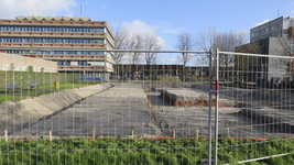 907916 Gezicht op het terrein op de hoek van de Schermerhornstraat (rechts) en Oudlaan te Utrecht, waar Cultureel ...